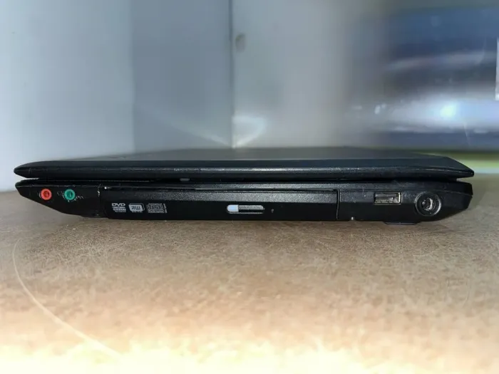 Ноутбук Lenovo G560 / 15.6" (1366x768) TN / Intel Core i5-520M (2 (4) ядра по 2.4 - 2.93 GHz) / 4 GB DDR3 / 120 GB SSD / Intel HD Graphics / WebCam б/в - зображення 4