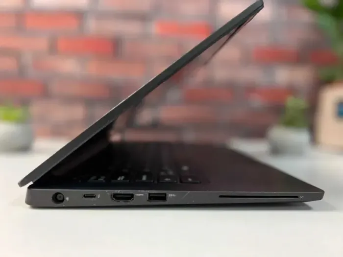 Ультрабук Dell Latitude 7300 / 13.3" (1920x1080) IPS / Intel Core i5-8365U (4 (8) ядра по 1.6 - 4.1 GHz) / 8 GB DDR4 / 256 GB SSD / Intel UHD Graphics 620 / WebCam / Win 10 Pro б/в - зображення 3