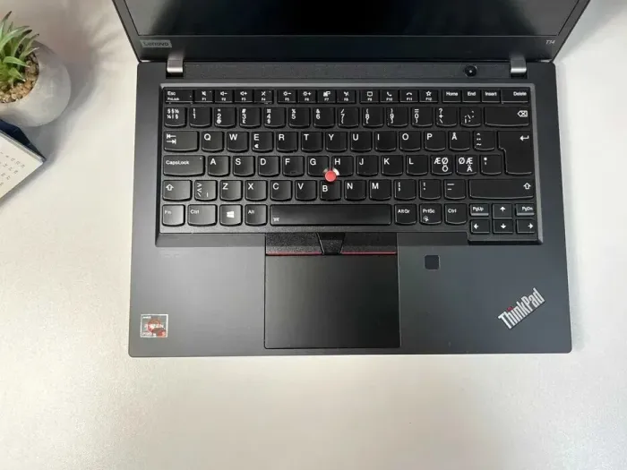 Ультрабук Lenovo ThinkPad T14 Gen 1 / 14" (1920x1080) IPS / AMD Ryzen 5 PRO 4650U (6 (12) ядер по 2.1 - 4.0 GHz) / 16 GB DDR4 / 256 GB SSD M.2 / AMD Radeon RX Vega 6 Graphics / WebCam б/в - зображення 3