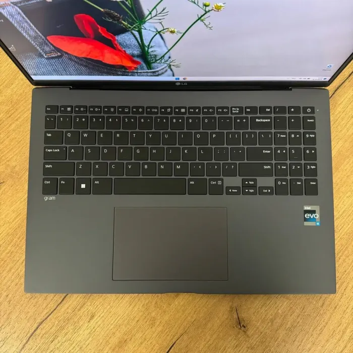 Ультрабук LG Gram 16Z90R / 16" (2560x1600) IPS / Intel Core i5-1340P (12 (16) ядер по 3.4 - 4.6 GHz) / 16 GB DDR5 / 512 GB SSD / Intel Iris Xe Graphics / WebCam б/в - зображення 7