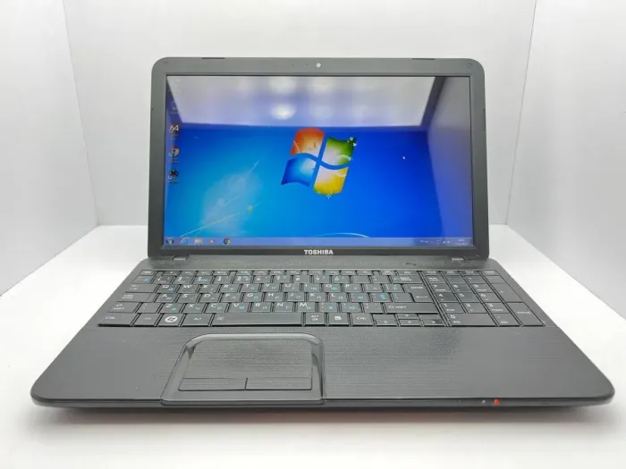 Ноутбук Б-клас Toshiba Satellite C80-12SR / 15.6" (1366x768) TN / Intel Pentium B960 (2 ядра по 2.2 GHz) / 4 GB DDR3 / 320 GB HDD / Intel HD Graphics / WebCam б/в - зображення 2
