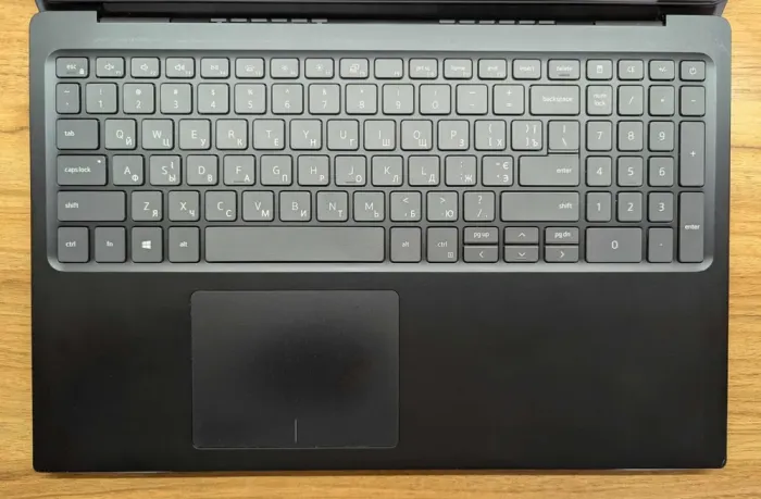 Ультрабук Dell Vostro 5590 / 15.6" (1920x1080) IPS / Intel Core i5-10210U (4 (8) ядра по 1.6 - 4.2 GHz) / 16 GB DDR4 / 512 GB SSD / Intel UHD Graphics / WebCam / Windows 10 б/в - зображення 3