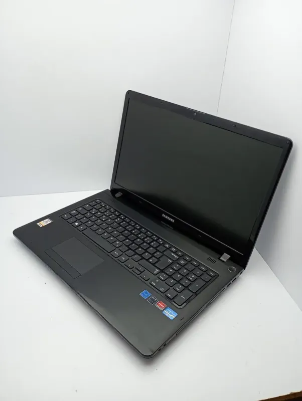 Ноутбук Samsung NP350 / 17.3" (1600x900) TN / Intel Core i5-3210M (2 (4) ядра по 2.5 - 3.1 GHz) / 8 GB DDR3 / 500 GB HDD / AMD Radeon HD 7600M / WebCam б/в - зображення 3