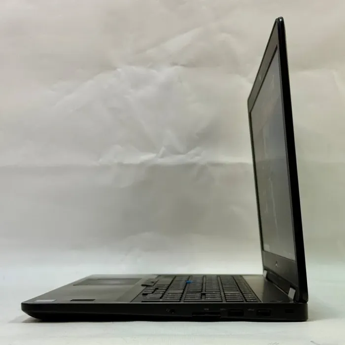 Ноутбук Б-клас Dell Latitude E5570 / 15.6" (1920x1080) IPS / Intel Core i5-6300U (2 (4) ядра по 2.4 GHz) / 16 GB DDR4 / 128 GB SSD / Intel HD Graphics 520 / WebCam / Windows 10 Pro б/в - зображення 8