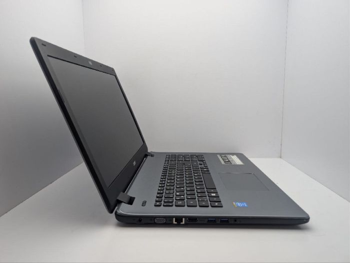 Ноутбук Acer Aspire E5-731 / 17.3" (1600x900) TN / Intel Pentium 3556U (2 ядра по 1.7 GHz) / 8 GB DDR3 / 1000 GB HDD / Intel HD Graphics / WebCam / DVD-ROM б/в - зображення 4