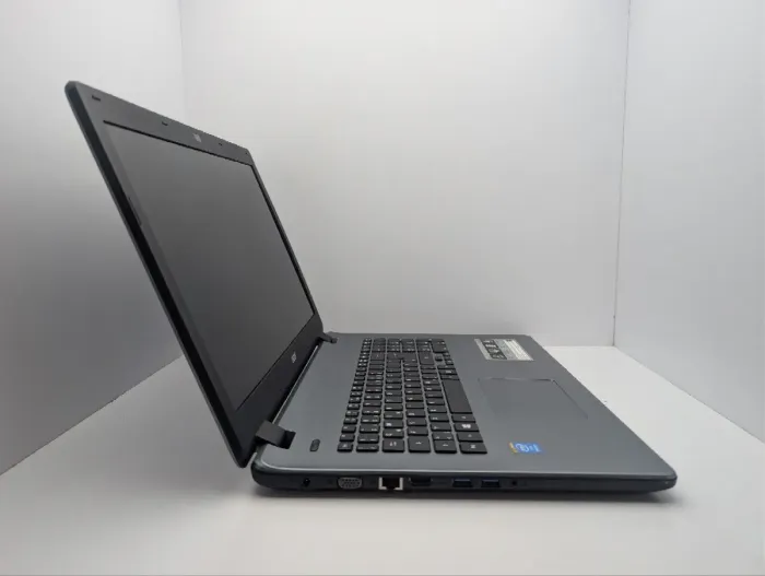 Ноутбук Acer Aspire E5-731 / 17.3" (1600x900) TN / Intel Pentium 3556U (2 ядра по 1.7 GHz) / 8 GB DDR3 / 1000 GB HDD / Intel HD Graphics / WebCam / DVD-ROM б/в - зображення 4