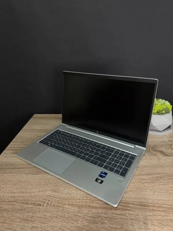 Ультрабук HP EliteBook 650 G9 / 15.6" (1920x1080) IPS / Intel Core i5-1245U (10 (12) ядер 3.3 - 4.4 GHz) / 16 GB DDR4 / 256 GB SSD M.2 / Intel Iris Xe Graphics / WebCam / Win 11 б/в - зображення 2