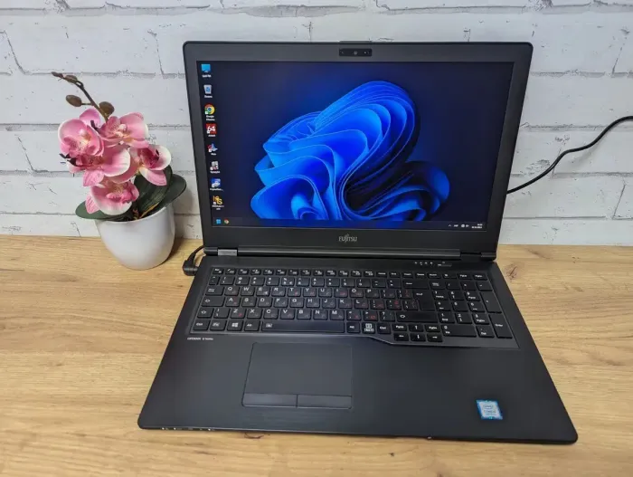 Ноутбук Fujitsu LifeBook U758 / 15.6" (1920x1080) TN / Intel Core i5-8350U (4 (8) ядра по 1.7 - 3.6 GHz) / 16 GB DDR4 / 256 GB SSD / Intel UHD Graphics 620 / WebCam / Без АКБ б/в - зображення 2