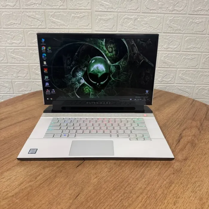 Ігровий ноутбук Б-клас Dell Alienware m15 R2 White / 15.6" (3840x2160) OLED / Intel Core i9-9980HK (8 (16) ядер по 2.4 - 5.0 GHz) / 16 GB DDR4 / 1000 GB SSD / nVidia GeForce RTX 2080 Max-Q, 8 GB GDDR6, 256-bit / WebCam б/в - зображення 2