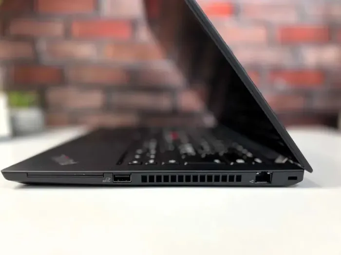 Ультрабук Lenovo ThinkPad T14 Gen 1 / 14" (1920x1080) IPS / AMD Ryzen 5 PRO 4650U (6 (12) ядер по 2.1 - 4.0 GHz) / 16 GB DDR4 / 256 GB SSD M.2 / AMD Radeon RX Vega 6 Graphics / WebCam б/в - зображення 5