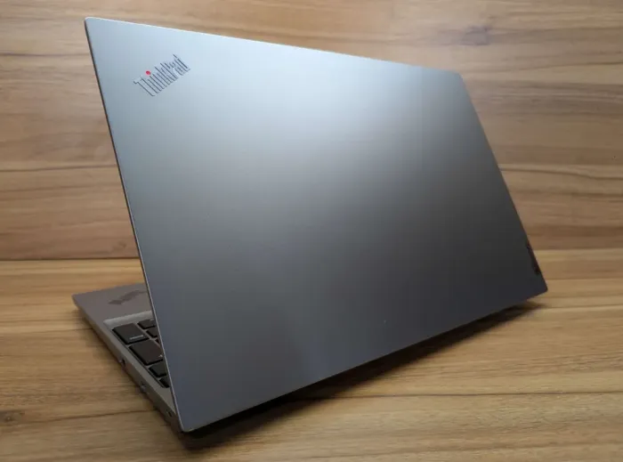 Ультрабук Б-клас Lenovo ThinkPad E15 Gen 4 / 15.6" (1920x1080) IPS / AMD Ryzen 5 5625U (6 (12) ядер по 2.3 - 4.3 GHz) / 16 GB DDR4 / 480 GB SSD / AMD Radeon Vega 7 Graphics / WebCam / Windows 10 б/в - зображення 6