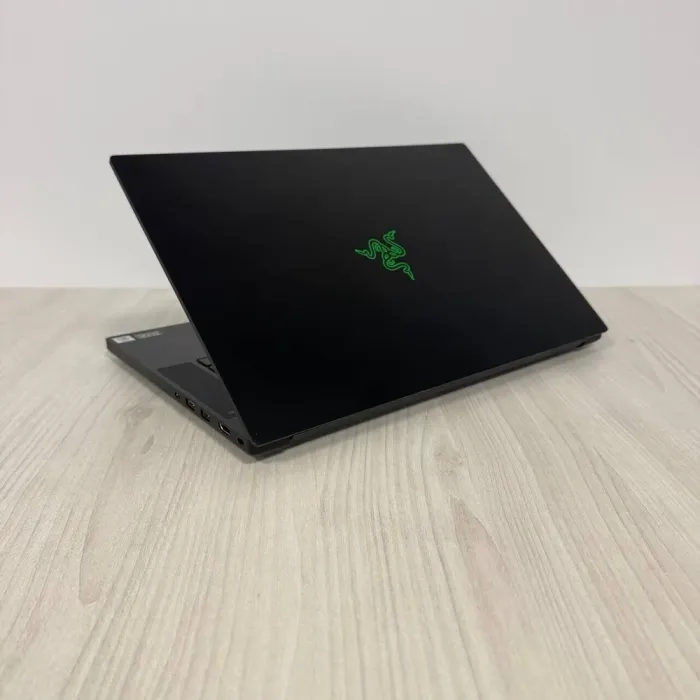 Ігровий ноутбук Razer Blade 15 RZ09-0369 / 15.6" (1920x1080) IPS / Intel Core i7-10750H (6 (12) ядер по 2.6 - 5.0 GHz) / 16 GB DDR4 / 512 GB SSD NVMe / nVidia GeForce RTX 3070, 6 GB GDDR6, 256-bit / WebCam б/в - зображення 6