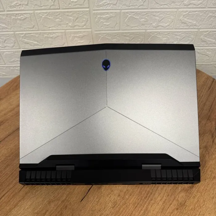 Ігровий ноутбук Dell Alienware 17 R3 / 17.3" (3840x2160) IPS / Intel Core i7-6820HQ (4 (8) ядра по 2.7 - 3.6 GHz) / 16 GB DDR4 / 500 GB SSD / nVidia GeForce GTX 1070, 8 GB GDDR5, 256-bit / WebCam б/в - зображення 3