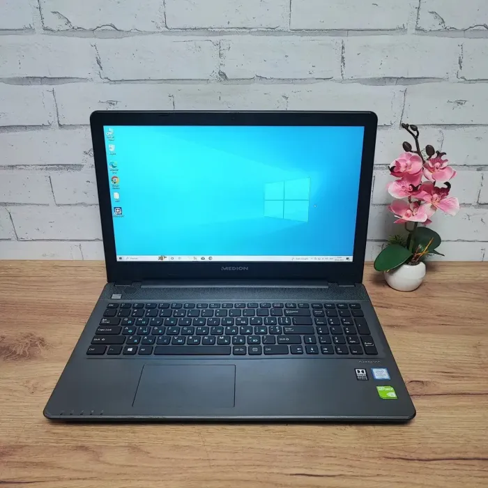 Ноутбук Medion Akoya P6659 / 15.6" (1920x1080) TN / Intel Core i5-6200U (2 (4) ядра по 2.3 - 2.8 GHz) / 12 GB DDR3 / 128 GB SSD + 320 GB HDD / nVidia GeForce 930M, 2 GB GDDR3, 64-bit / WebCam / DVD-ROM б/в - зображення 2