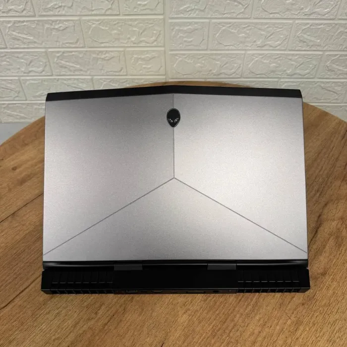 Ігровий ноутбук Dell Alienware 15 R3 / 15.6" (1920x1080) IPS / Intel Core i7-6700HQ (4 (8) ядра по 2.6 - 3.5 GHz) / 16 GB DDR4 / 256 GB SSD / nVidia GeForce GTX 1060, 6 GB GDDR5, 192-bit / WebCam б/в - зображення 3