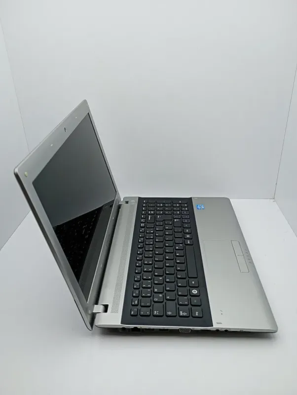 Ноутбук Samsung RV520 / 15.6" (1366x768) TN / Intel Core i5-2410M (2 (4) ядра по 2.3 - 2.9 GHz) / 6 GB DDR3 / 500 GB HDD / nVidia GeForce GT 520M, 1 GB GDDR3, 64-bit / WebCam б/в - зображення 5