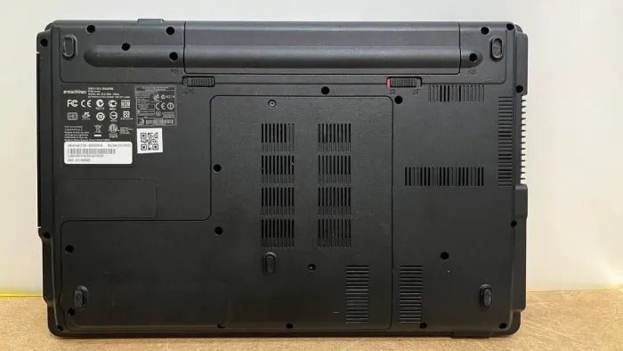 Ноутбук Acer eMachines E728 / 15.6" (1366x768) TN / Intel Pentium T4500 (2 ядра по 2.3 GHz) / 4 GB DDR3 / 320 GB HDD / Intel GMA 4500M Graphics / WebCam / АКБ не тримає б/в - зображення 7