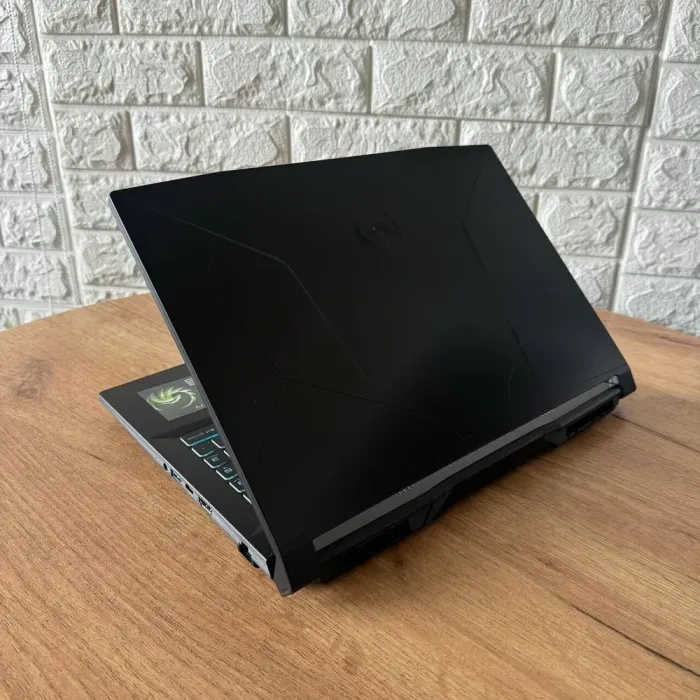 Ігровий ноутбук MSI Bravo 15 C7VE / 15.6" (1920x1080) IPS / AMD Ryzen 5 7535HS (6 (12) ядер по 3.3 - 4.55 GHz) / 16 GB DDR4 / 512 GB SSD / nVidia GeForce RTX 4050, 6 GB GDDR6, 96-bit / WebCam б/в - зображення 6