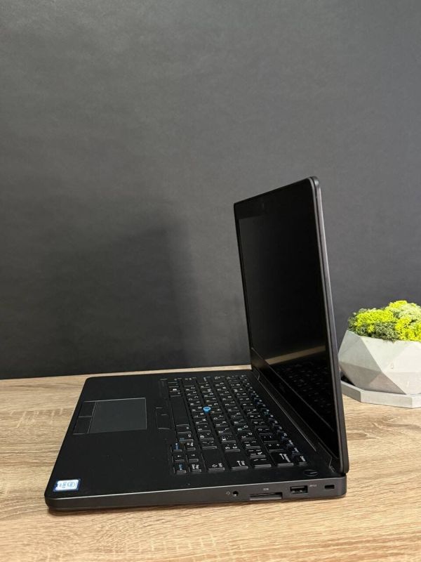Ультрабук Б-клас Dell Latitude E5470 / 14" (1920x1080) TN / Intel Core i5-6300HQ (4 ядра по 2.3 - 3.2 GHz) / 8 GB DDR4 / 256 GB SSD / Intel HD Graphics 530 / WebCam / Win 11 б/в - зображення 5
