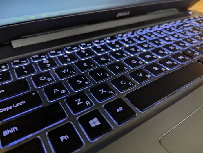 Ноутбук Dell Inspiron 5567 / 15.6" (1920x1080) IPS / Intel Core i7-7500U (2 (4) ядра по 2.7 - 3.5 GHz) / 16 GB DDR4 / 480 GB SSD / AMD Radeon R7 M445, 4 GB GDDR5, 64-bit / WebCam / Windows 10 б/в - зображення 6