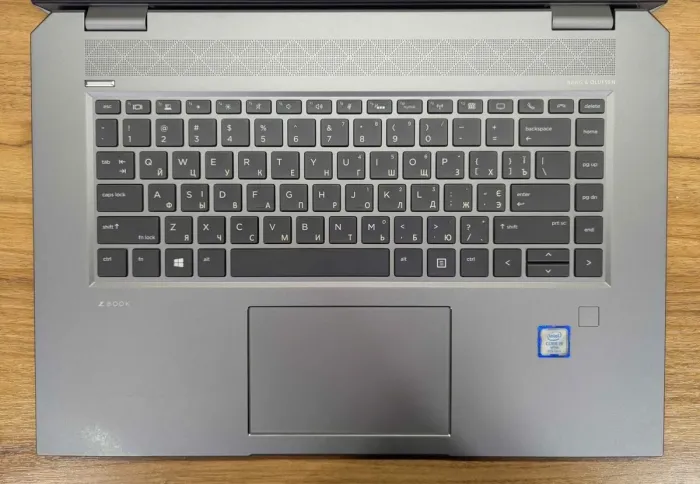 Мобільна робоча станція HP zBook Studio G5 / 15,6" (1920x1080) IPS / Intel Core i9-9880H (8 (16) ядер по 2,3 - 4,8 ГГц) / 16 ГБ DDR4 / 512 ГБ SSD / nVidia Quadro P1000, 4 ГБ GDDR5, 128-біт / WebCam / TouchID / Windows 10 б/в - зображення 3