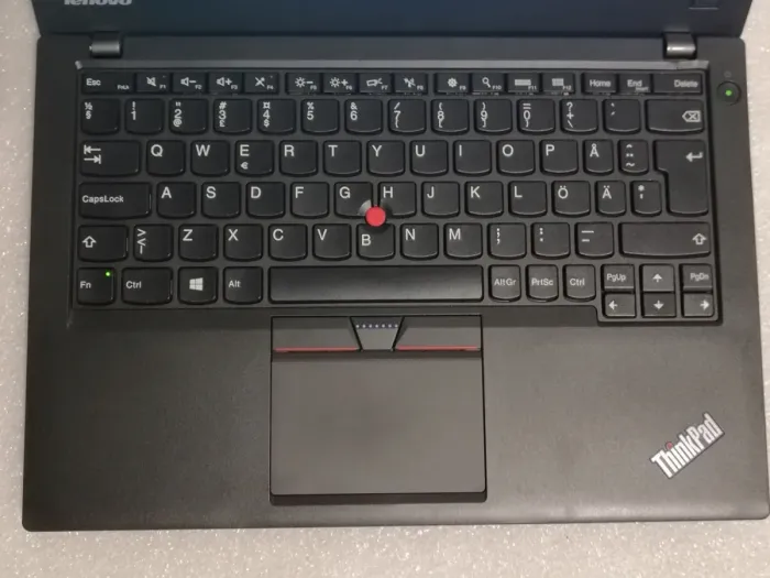 Нетбук Lenovo ThinkPad X250 / 12.5" (1366x768) TN / Intel Core i3-5010U (2 (4) ядра по 2.1 GHz) / 4 GB DDR3 / 128 GB SSD / Intel HD Graphics 5500 / WebCam / Два АКБ / Windows 10 Home б/в - зображення 3