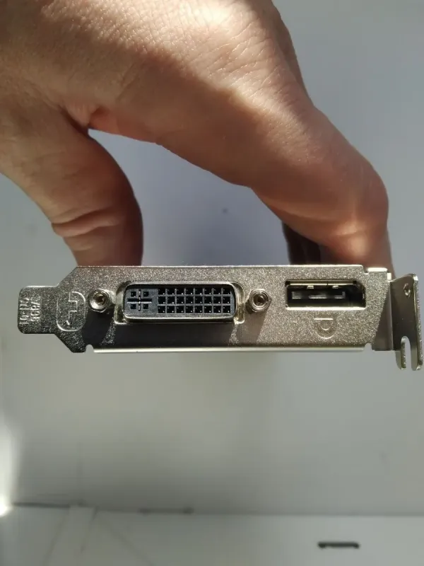 Дискретна відеокарта AMD Radeon R7 350Х, 4 GB GDDR3, 128-bit / 1x DVI, 1x DisplayPort / Для корпусів форм-фактора SFF б/в - зображення 2