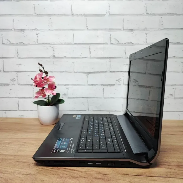 Ноутбук Asus N73S / 17.3" (1920x1080) TN / Intel Core i7-2630QM (4 (8) ядра по 2.0 - 2.9 GHz) / 8 GB DDR3 / 256 GB SSD + 320 GB HDD / nVidia GeForce GT 630M, 2 GB GDDR3, 128-bit / WebCam б/в - зображення 3