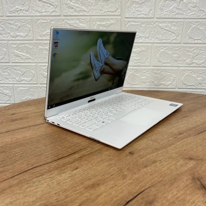 Ультрабук Dell XPS 9370 Rose Gold / 13.3" (3840x2160) IPS Touch / Intel Core i7-8550U (4 (8) ядра по 1.8 - 4.0 GHz) / 8 GB DDR4 / 256 GB SSD / Intel UHD Graphics 620 / WebCam б/в - зображення 4