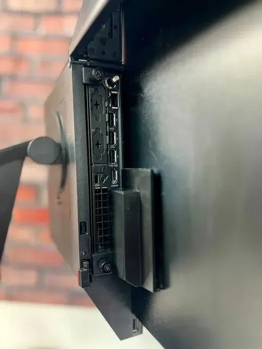 Моноблок Lenovo ThinkCentre Tiny-In-One 24 Gen 3 / 24" (1920x1080) IPS / AMD Ryzen 3 PRO 3200GE (4 ядра по 3.3 - 4.0 GHz) / 16 GB DDR4 / 256 GB SSD / AMD Radeon Vega 8 Graphics / WebCam б/в - зображення 4