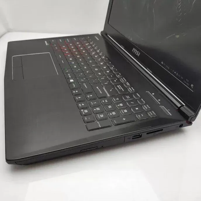 Ігровий ноутбук MSI GE62VR 6RF Apache Pro / 15.6" (1920x1080) IPS / Intel Core i7-6700HQ (4 (8) ядра по 2.6 - 3.5 GHz) / 16 GB DDR4 / 256 GB SSD + 750 GB HDD / nVidia GeForce GTX 1060, 3 GB GDDR5, 192-bit / WebCam / Win 10 Home б/в - зображення 5