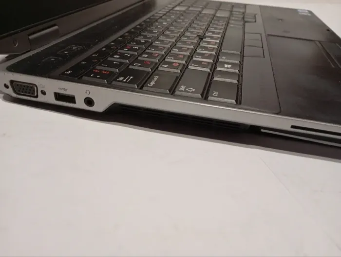 Ноутбук Б-клас Dell Latitude E6530 / 15,6" (1366x768) TN / Intel Core i5-3340M (2 (4) ядра по 2,7 - 3,4 ГГц) / 8 ГБ DDR3 / 120 ГБ SSD / Intel HD Graphics 4000 / Веб-камера / DVD-RW / АКБ не тримає заряд б/в - зображення 4