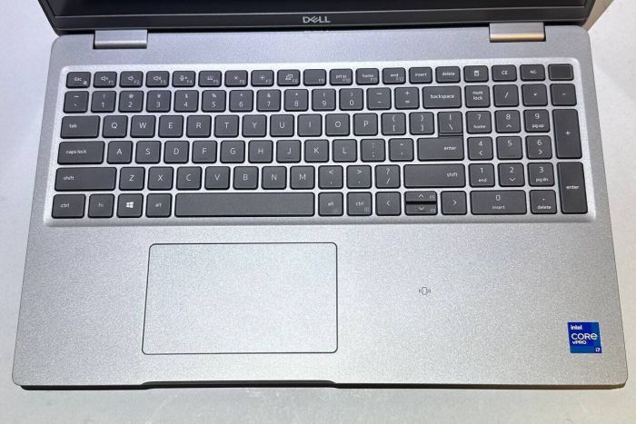 Ультрабук Б-клас Dell Latitude 5520 / 15,6" (1920x1080) IPS / Intel Core i7-1185G7 (4 (8) ядра по 3,0 - 4,8 ГГц) / 16 ГБ DDR4 / 512 ГБ SSD / Intel Iris Xe Graphics / WebCam б/в - зображення 6