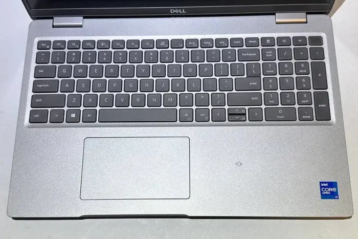 Ультрабук Б-клас Dell Latitude 5520 / 15,6" (1920x1080) IPS / Intel Core i7-1185G7 (4 (8) ядра по 3,0 - 4,8 ГГц) / 16 ГБ DDR4 / 512 ГБ SSD / Intel Iris Xe Graphics / WebCam б/в - зображення 6