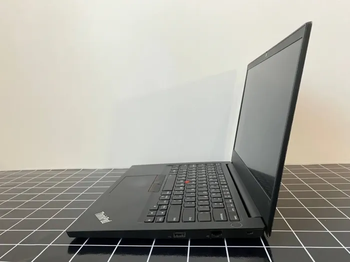 Ноутбук Б-клас Lenovo ThinkPad E14 / 14'' (1920x1080) IPS / Intel Core i5-10210U (4 (8) ядра по 1.6 - 4.2 GHz) / 16 GB DDR4 / 512 GB SSD M.2 / Intel UHD Graphics / WebCam / USB 3.1 / HDMI б/в - зображення 5