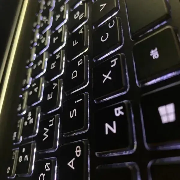 Ультрабук Б-клас Dell Latitude 5500 / 15.6" (1920x1080) IPS / Intel Core i5-8365U (4 (8) ядра по 1.6 - 4.1 GHz) / 16 GB DDR4 / 256 GB SSD / Intel UHD Graphics / WebCam / HDMI / SIM б/в - зображення 6