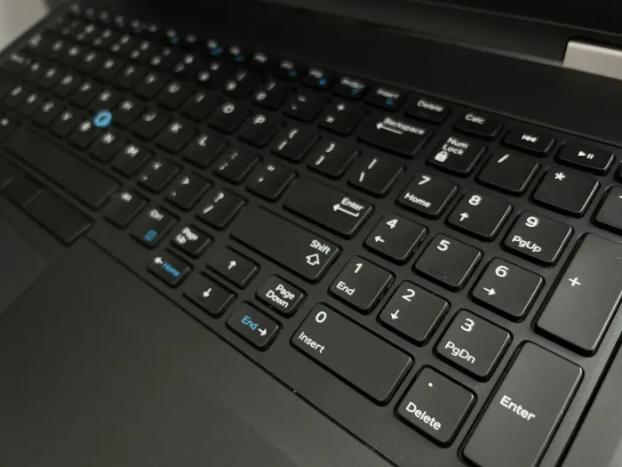 Мобільна робоча станція Б-клас Dell Precision 3510 / 15.6" (1920x1080) TN / Intel Core i7-6820HQ (4 (8) ядра по 2.7 - 3.6 GHz) / 16 GB DDR4 / 256 GB SSD / AMD Radeon R9 M360, 2 GB GDDR5, 128-bit / WebCam / HDMI б/в - зображення 5