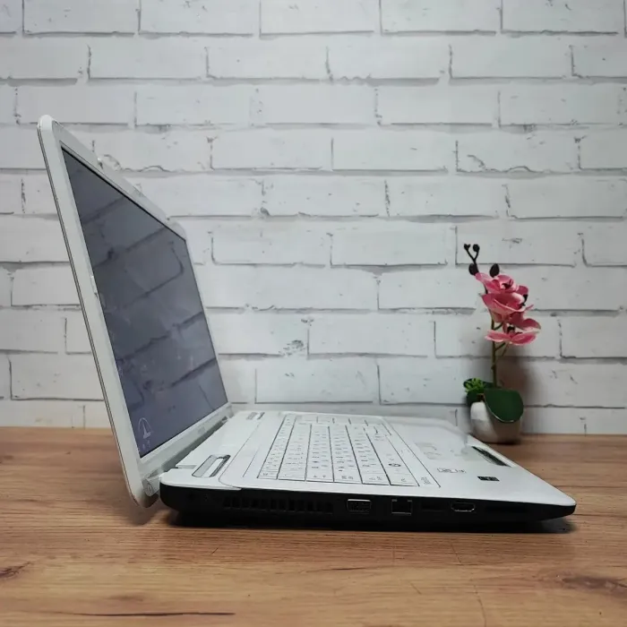 Ноутбук Б-клас Toshiba Satellite L775D-10V / 17.3" (1600x900) TN / AMD A6-3420M (2 (4) ядра по 1.5 - 2.4 GHz) / 8 GB DDR3 / 128 GB SSD / AMD Radeon HD 6520G Graphics / WebCam / DVD-ROM б/в - зображення 5