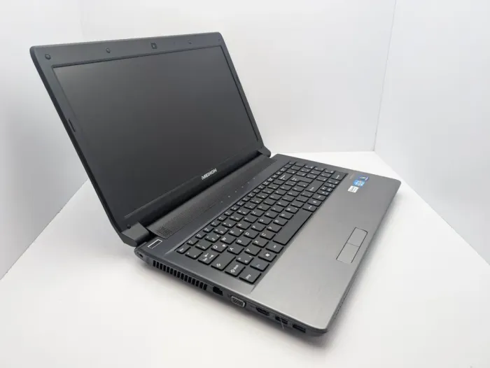 Ноутбук Medion Akoya E6228 / 15.6" (1366x768) TN / Intel Core i3-2350M (2 (4) ядра по 2.3 GHz) / 6 GB DDR3 / 128 GB SSD / Intel HD Graphics 3000 / WebCam б/в - зображення 3