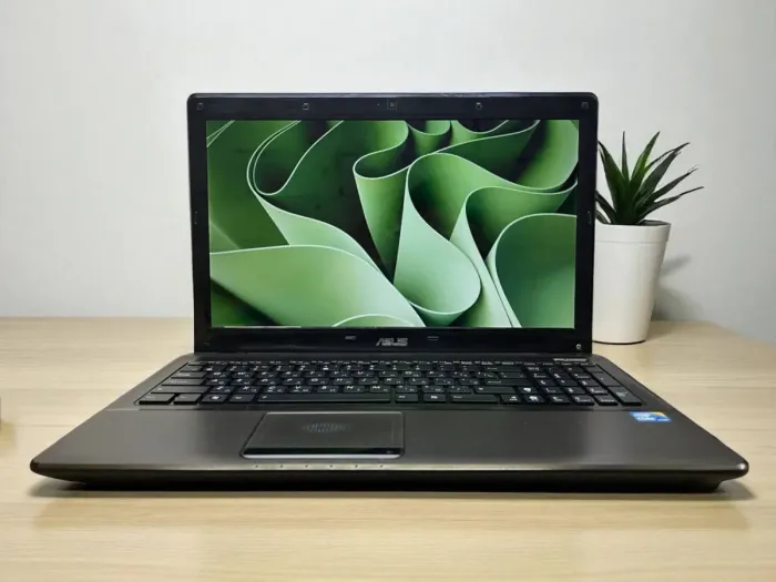 Ноутбук Б-клас Asus X52F / 15.6" (1366x768) TN / Intel Core i5-460M (2 (4) ядра по 2.53 - 2.8 GHz) / 4 GB DDR3 / 120 GB SSD / Intel HD Graphics / WebCam б/в - зображення 2