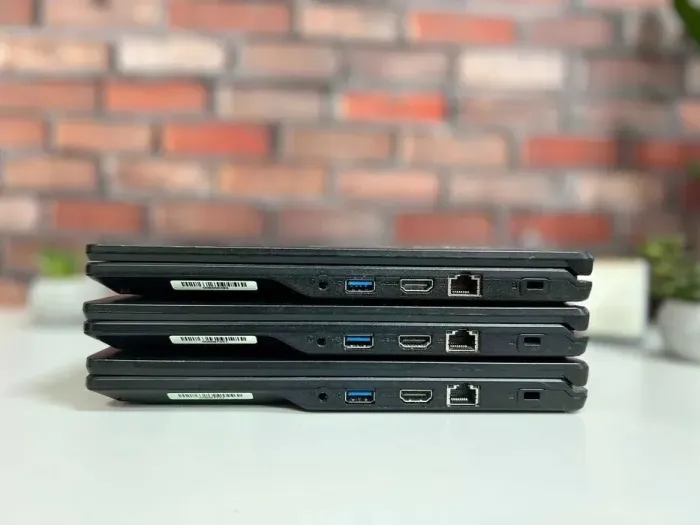 Ноутбук Fujitsu LifeBook E449 / 14" (1366x768) TN / Intel Core i3-7020U (2 (4) ядра по 2.3 GHz) / 8 GB DDR4 / 256 GB SSD M.2 / Intel UHD Graphics 620 / WebCam / Win 10 Pro б/в - зображення 4