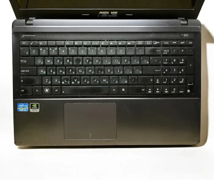 Ноутбук Asus X55VD / 15.6" (1366x768) TN / Intel Core i3-3110M (2 (4) ядра по 2.4 GHz) / 12 GB DDR3 / 256 GB SSD / nVidia GeForce 610M, 1 GB DDR3, 64-bit / WebCam / Без АКБ б/в - зображення 3