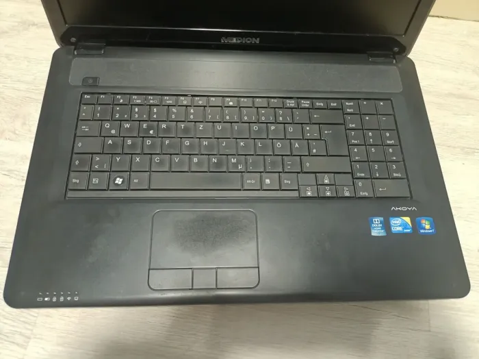 Ноутбук Б-клас Medion Akoya E7214 / 17.3" (1366x768) TN / Intel Core i3-350M (2 (4) ядра по 2.26 GHz) / 4 GB DDR3 / 320 GB HDD / Intel HD Graphics / АКБ відсутня б/в - зображення 3