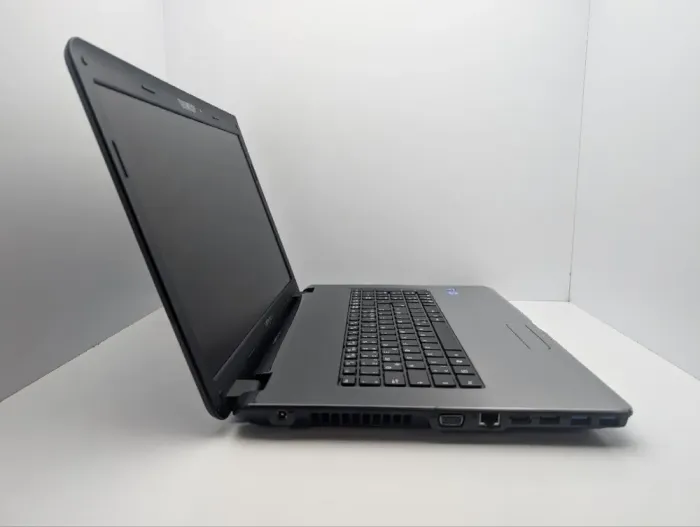 Ноутбук Medion Akoya P7624 / 17.3" (1600x900) TN / Intel Core i3-2350M (2 (4) ядра по 2.3 GHz) / 6 GB DDR3 / 1000 GB HDD / nVidia GeForce GT 630M, 1 GB GDDR5, 128-bit / WebCam / DVD-ROM б/в - зображення 4