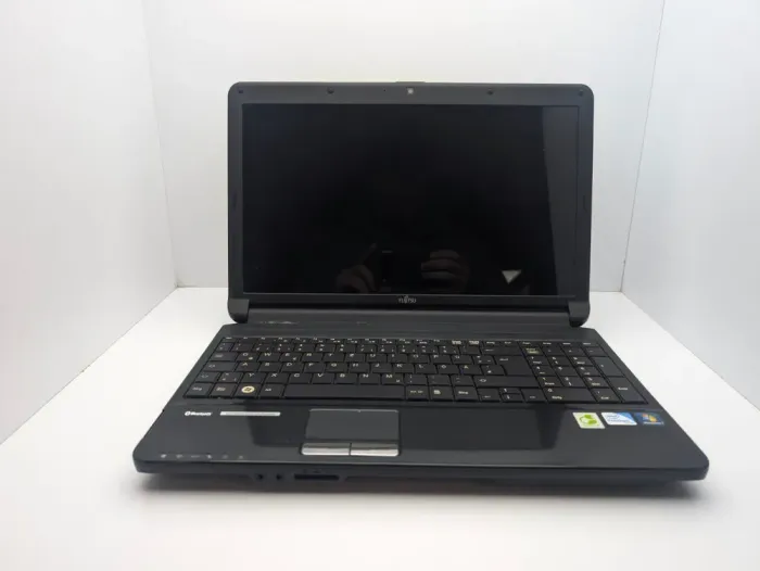 Ноутбук Fujitsu Lifebook A530 / 15" (1366x768) TN / Intel Core i3-370M (2 (4) ядра по 2.4 GHz) / 6 GB DDR3 / 500 GB HDD / Intel HD Graphics / WebCam б/в - зображення 7