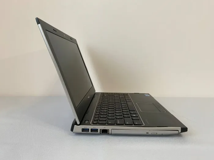 Ноутбук Б-клас Dell Vostro 3350 / 13.3" (1366x768) TN / Intel Core i5-2410M (2 (4) ядра по 2.3 - 2.9 GHz) / 8 GB DDR3 / 240 GB SSD / Intel HD Graphics 3000 / WebCam / DVD-RW / HDMI б/в - зображення 5