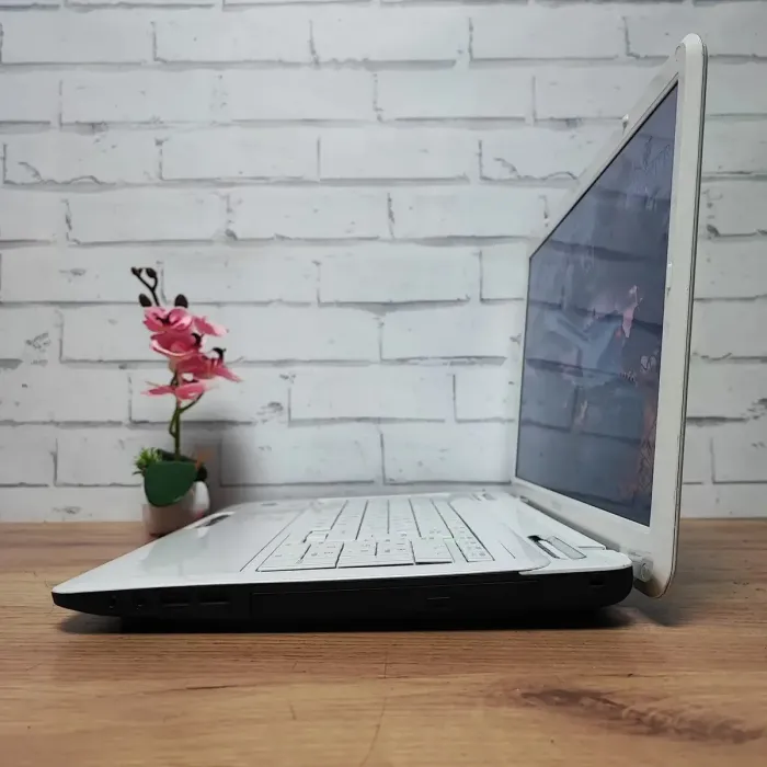 Ноутбук Б-клас Toshiba Satellite L775D-10V / 17.3" (1600x900) TN / AMD A6-3420M (2 (4) ядра по 1.5 - 2.4 GHz) / 8 GB DDR3 / 128 GB SSD / AMD Radeon HD 6520G Graphics / WebCam / DVD-ROM б/в - зображення 6