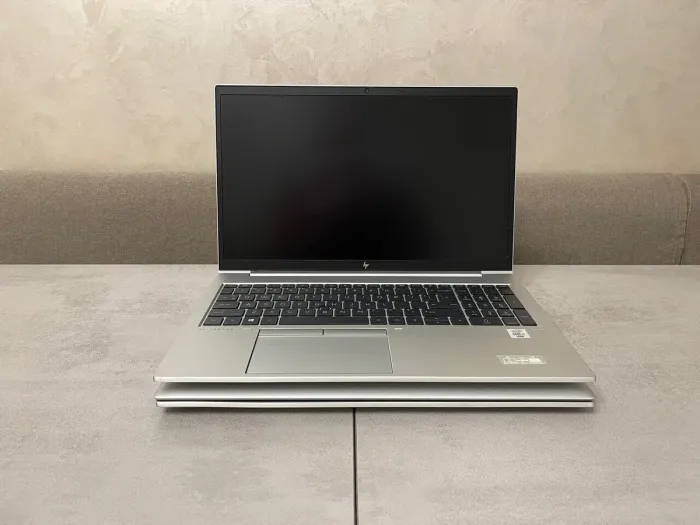 Ультрабук HP EliteBook 850 G7 / 15.6" (1920x1080) IPS / Intel Core i7-10610U (4 (8) ядра по 1.8 - 4.9 GHz) / 16 GB DDR4 / 256 GB SSD M.2 / Intel UHD Graphics / WebCam б/в - зображення 3