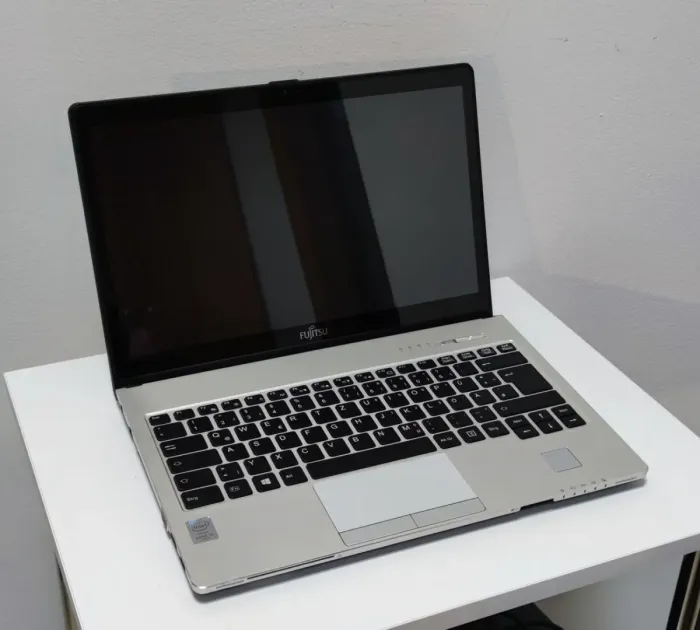 Ноутбук Fujitsu-Siemens LifeBook S935 / 13.3" IPS touch / Intel Core i5-5300U (2(4) ядра 2.3-2.9 GHz) / 8GB DDR3 / 256GB SSD / HD Graphics 5500 б/в - зображення 2