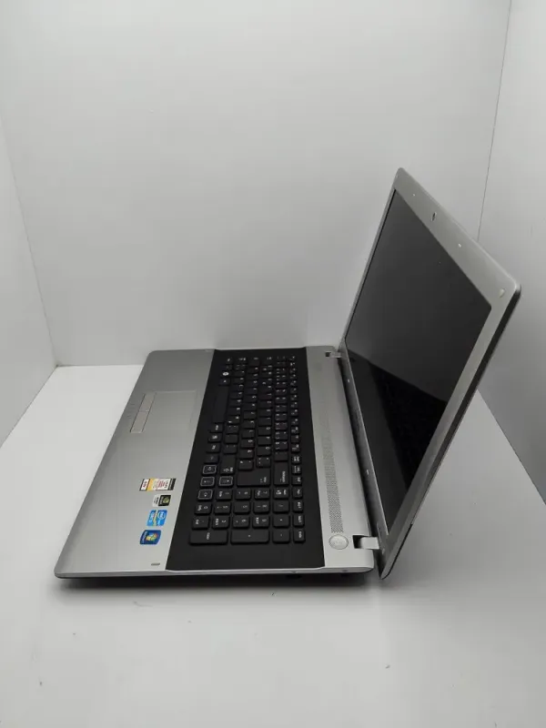 Ноутбук Samsung RV720 / 17.3" (1600x900) TN / Intel Core i3-2310M (2 (4) ядра по 2.1 GHz) / 6 GB DDR3 / 320 GB HDD / nVidia GeForce GT 520M, 1 GB DDR3, 64-bit / WebCam б/в - зображення 6